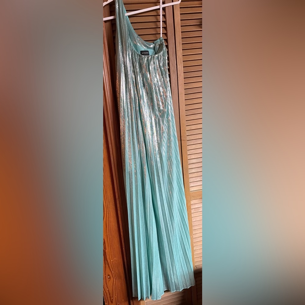 Elegant One-Shoulder Metallic Gown - Picture 5 of 6